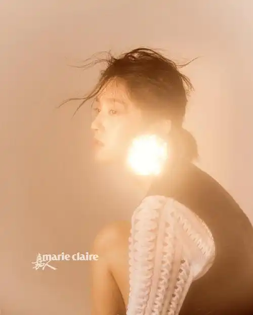 唐艺昕登时尚杂志封面 白色时尚单品完美演绎高冷女神范