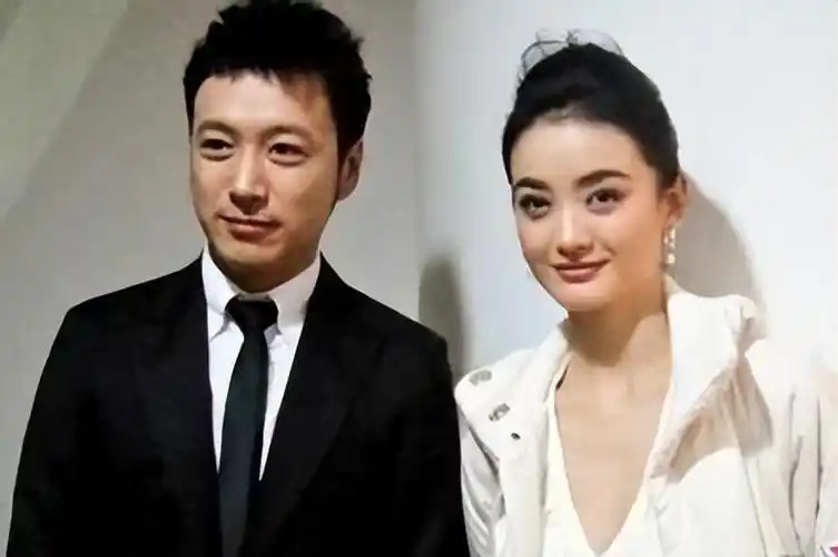 2009年,小有名气的朱杰选择了和其她女明星不一样的道路,那就是结婚