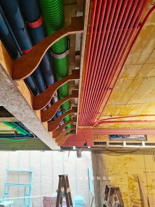 尊道现场 | 木工吊顶【御璟江山别墅】木工吊顶施工现场,结构与材料的