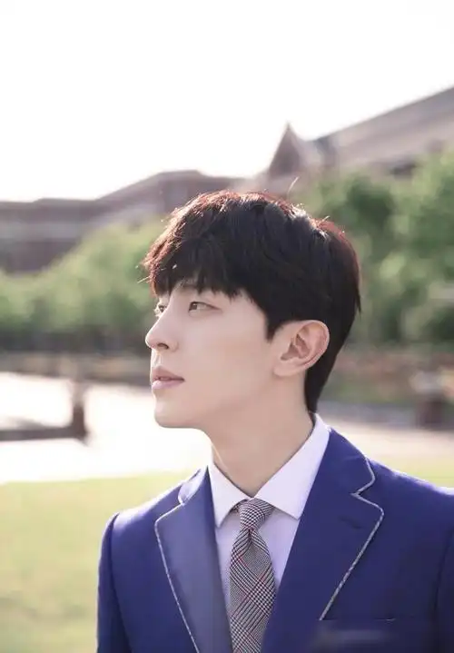 邓伦穿蓝色校服引燃校园中的美好回忆拥有治愈微笑的学长太帅啦