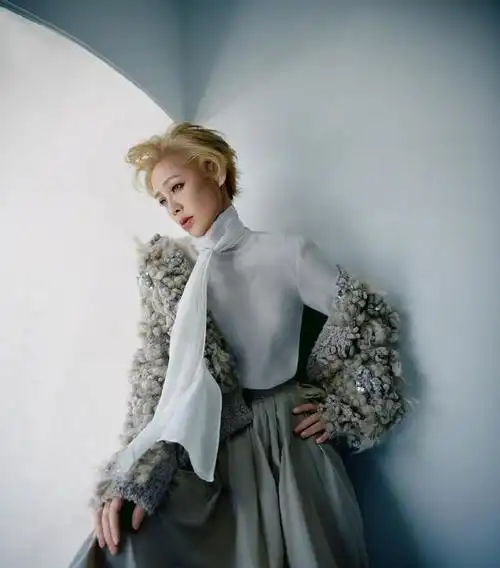 宁静一头金发拍杂志封面,冷艳妆容配夸张唇色,48岁魅力依旧不减