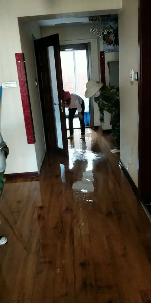 这是木华苑保洁我的姐妹们,11号楼202壁挂炉漏水,室内全部被水淹没了