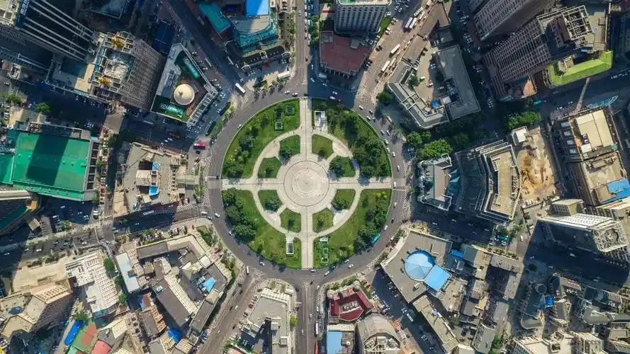 这也是为什么中山广场是大连最好的,能欣赏到独一无二的欧式建筑广场.