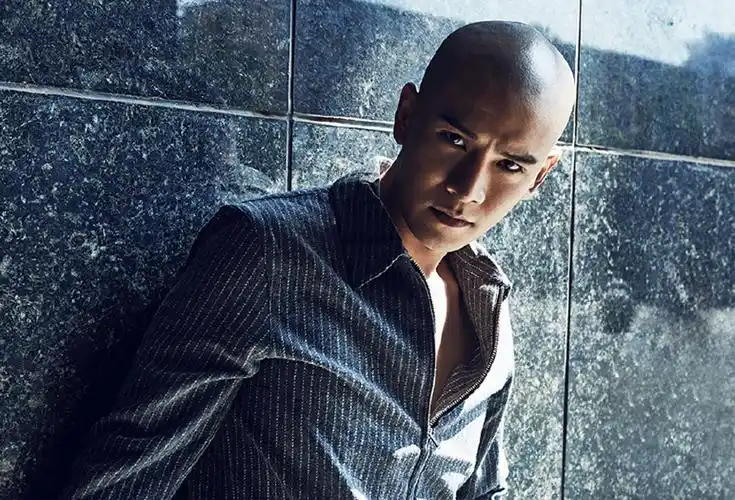 简介:经超光头造型时尚帅气写真高清图片,分享一组经超图片给大家,图