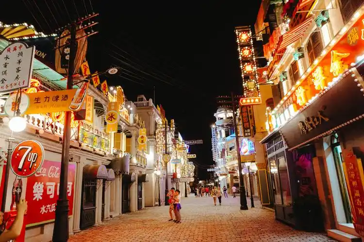 广州街香港街是横店影视城发源地而如今这里俨然成了不夜城