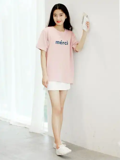 简单的字母t恤搭配白色短裙,干净又充满少女的活力