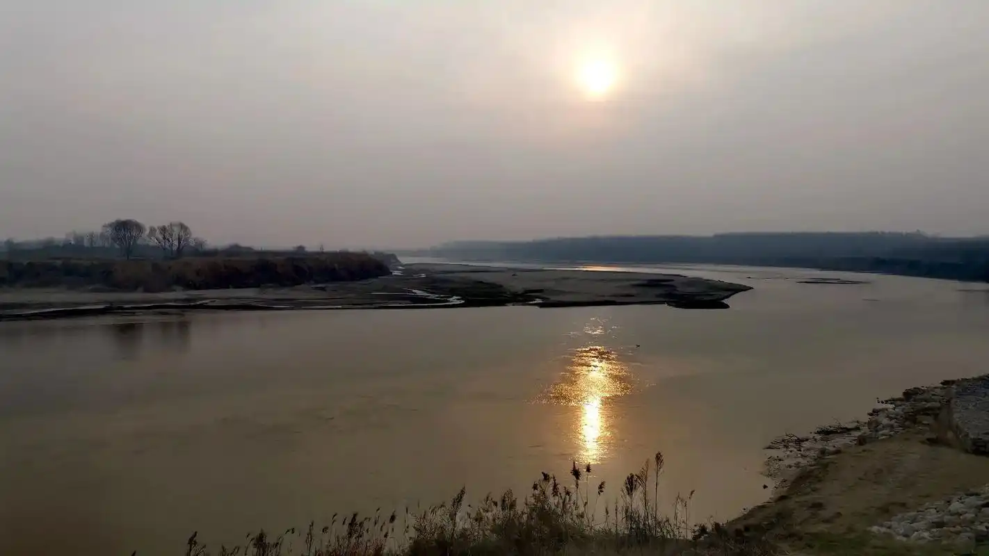泾渭分明.泾渭分明,意思是泾河水清,渭河水浑,泾河的水流入渭 - 抖音