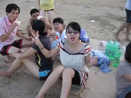 燕麦大美女,博鳌烧烤,身后光膀子的是黎经坤,当年好帅气