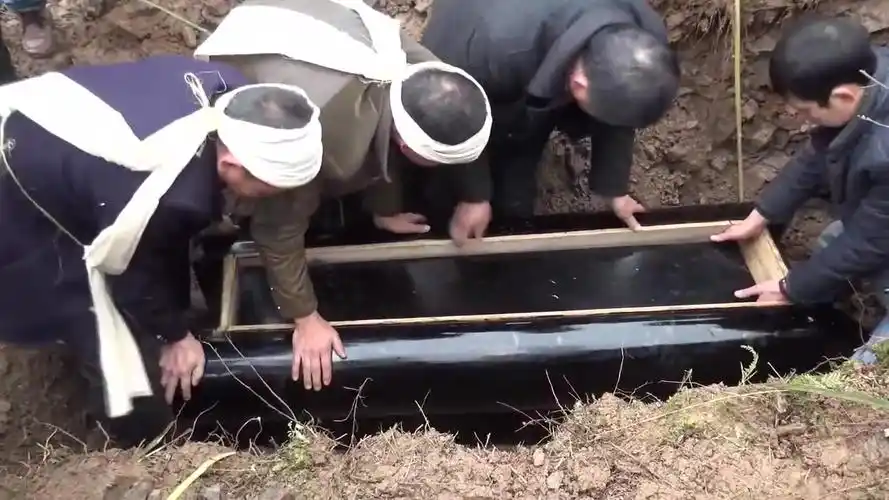 老人下葬大棺材套小棺材你见过吗