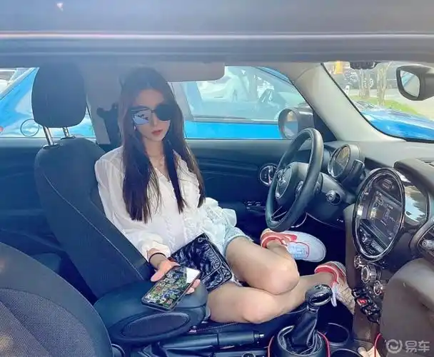 女司机的驾驶座车内拍照姿势