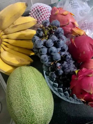 活动前,老师提前将孩子们从家里自带的各种水果清洗,切好并摆放在长