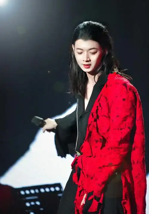 退圈3年后霍尊复出开演唱会,有女友陪伴老爸支持