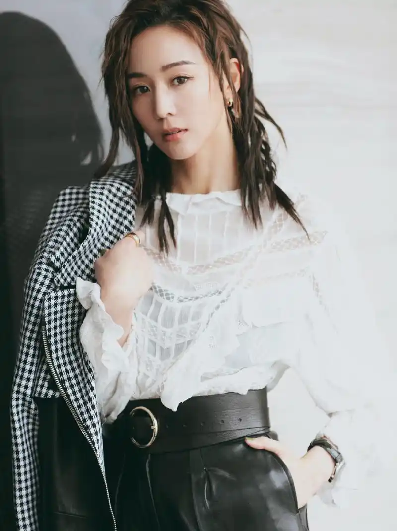 张钧甯唐探3性感路演图片16