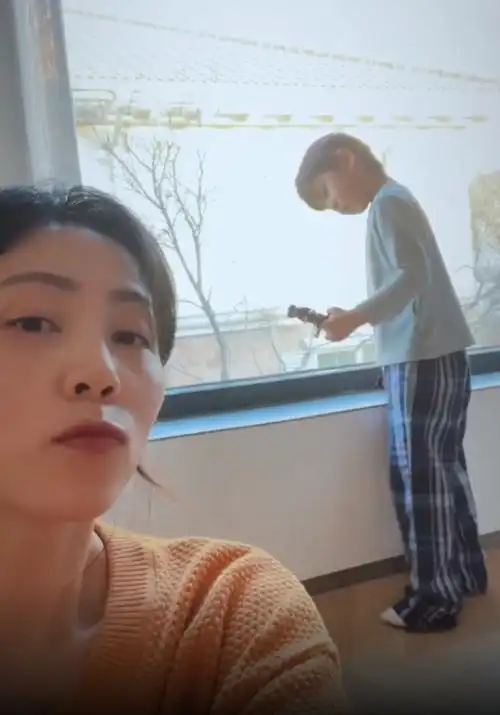 孙莉晒照迎新年,5岁儿子露正脸单眼皮好帅气,被赞像李现彭于晏