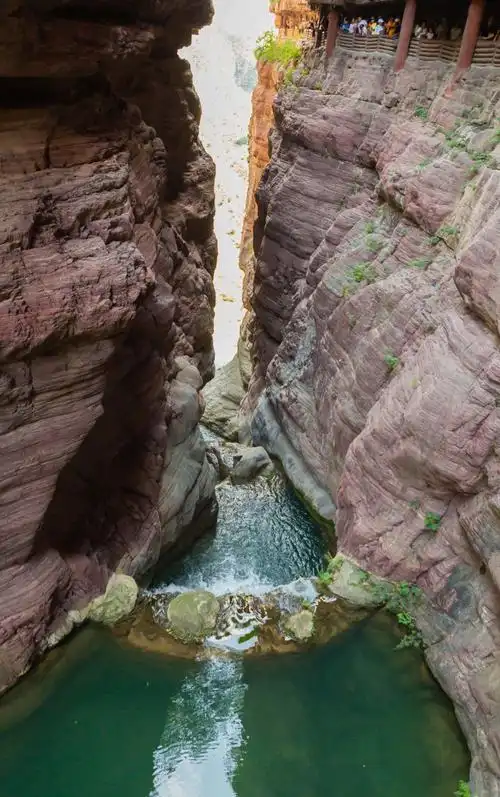 体的岩石上割裂出一条缝隙,仰望苍穹,两山高耸绝壁相合黄河悬崖绝壁上