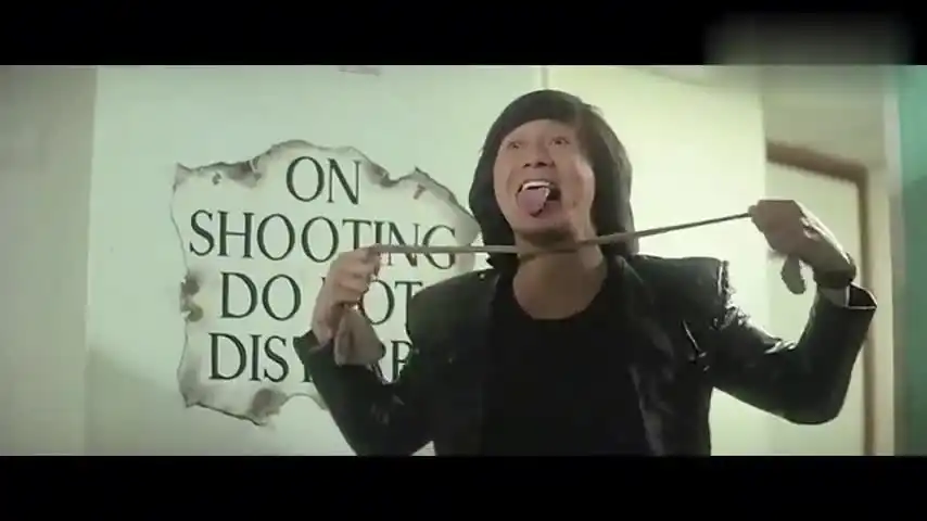 开游艇在海上乱撞,飞机被炸毁 为您推荐: 港片经典电影《横财三千万》