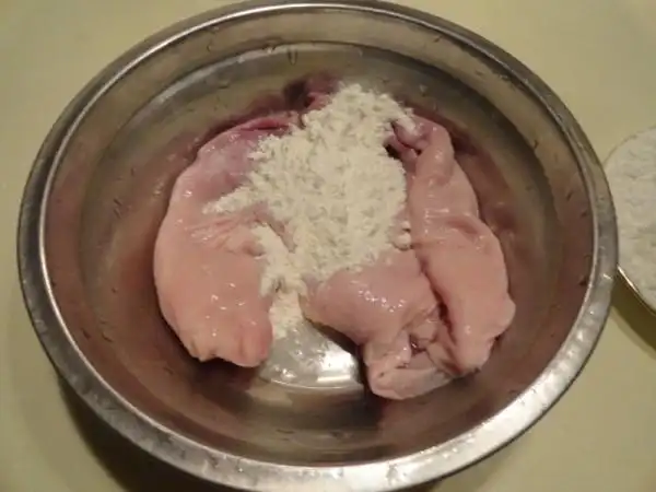 清洗干净的肚子备用.7.猪肚倒入锅内煮沸几分钟,捞出洗净.8.