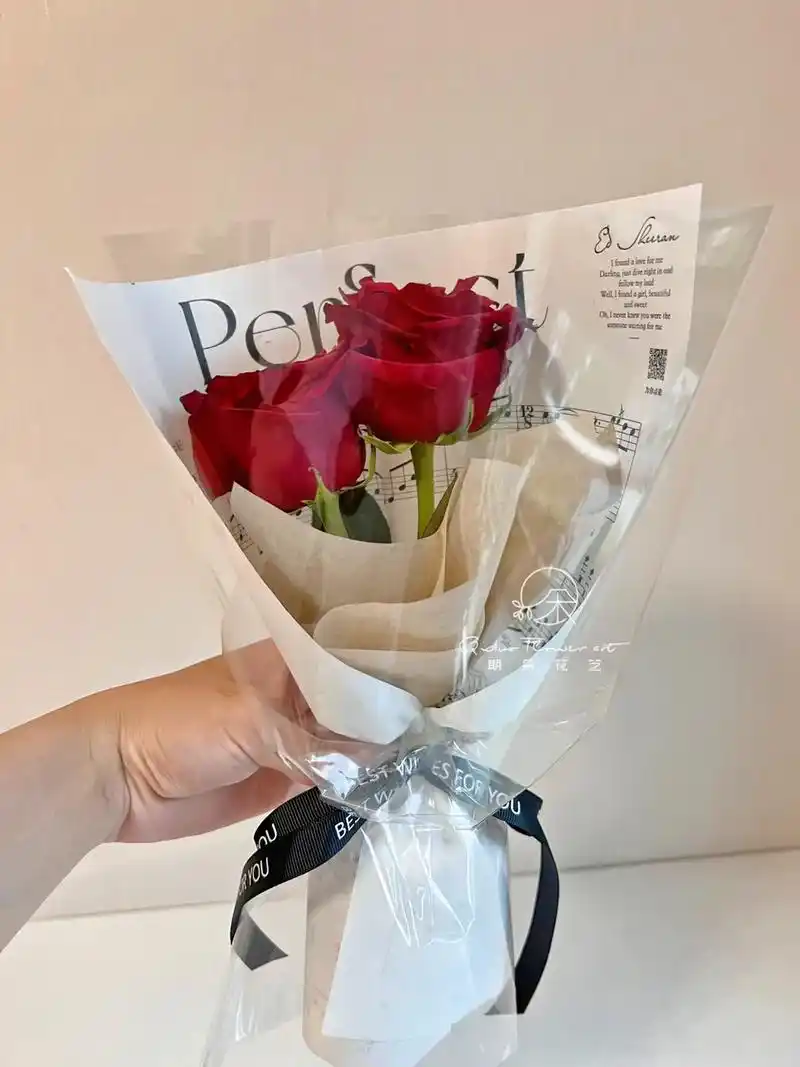 杭州花店|玫瑰小花束 两枝红玫瑰小花束 乐谱包装纸 扫码可听 - 抖音
