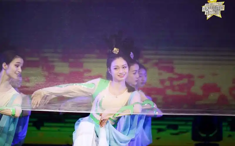 古典舞#仙宫蟠桃宴,仙子一舞《出水莲》