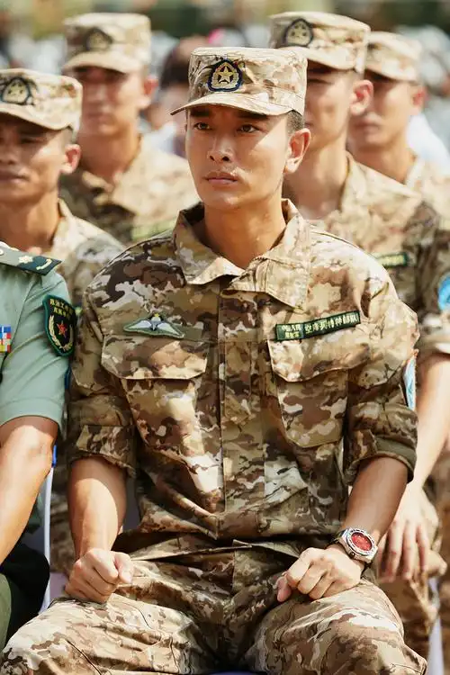 《伞兵魂》在武汉举行新闻发布会,主演贾乃亮一身迷彩军装亮相,神采