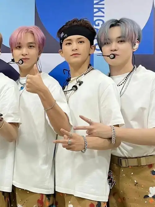 身高这张图又名《能伸能缩》[doge]右边四人:能伸 左边三人:能缩#nct