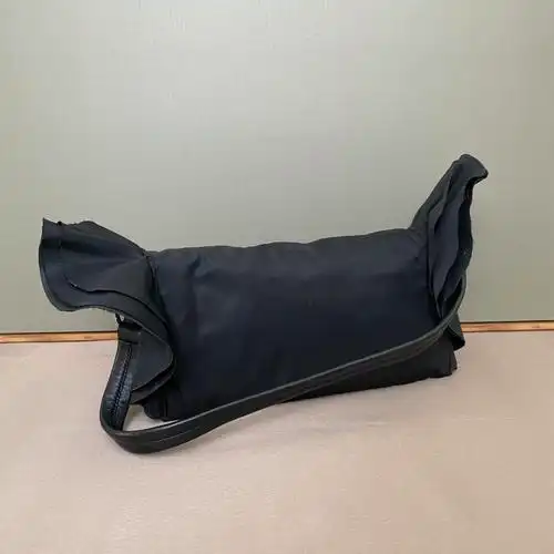 普拉达手提包黑色尼龙腋下包