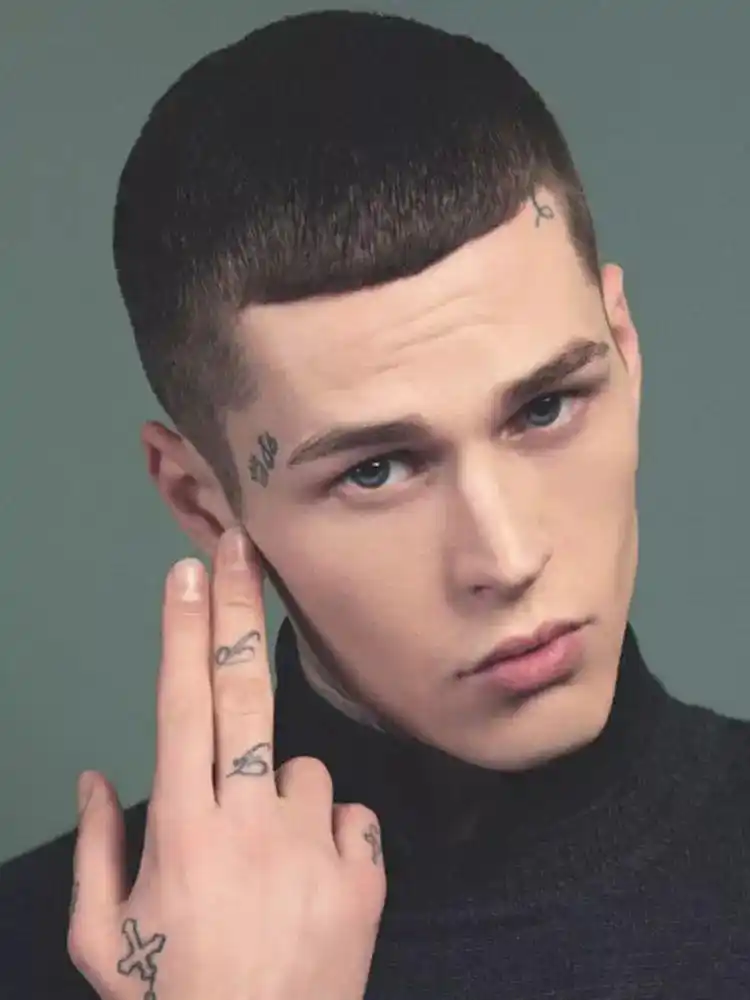 圆寸造型在夏季是很多男士的选择它也是检验一个人是否真帅哥