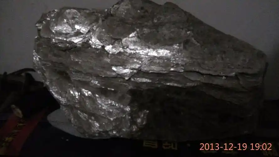 请问这是什么石头,全部是鳞片状的啊一层一层的,在别人家玩发现的