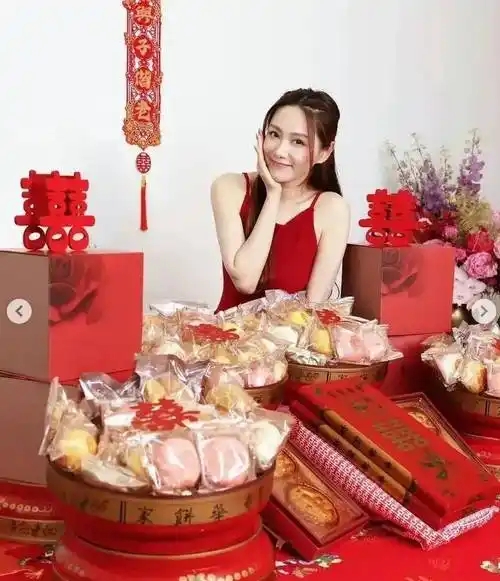 49岁马国明完成定亲,女方晒聘礼金饰超百万,其衬衫引热议_汤洛雯