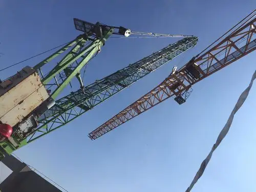 利用屋面吊拆除大连润德公馆7035塔吊