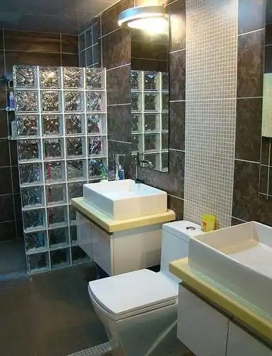 给卫生间加个红砖砌隔断墙,邻居骂我没经验:底下无梁柱还敢砌墙