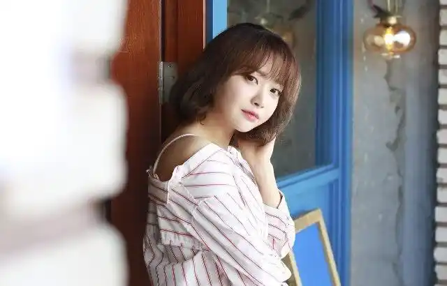 原名裴振英(         ),1993年2月19日出生于韩国,韩国女歌手