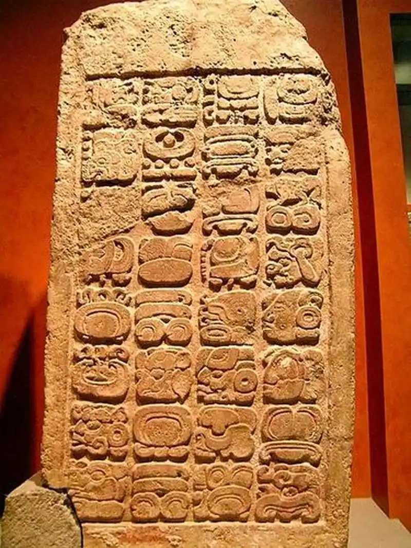 玛雅文字最早出现于公元前后,但出土的第一块记载着日期的石碑却是