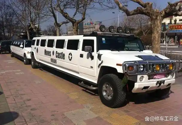 在上海的一条繁忙道路边,一辆价值300多万的悍马因故障而不得不停靠在