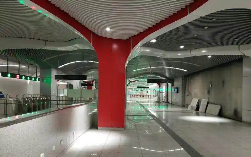 8号线南段列车去瀛海站方向大红门站进站