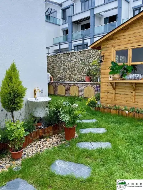 买了一套带院子的别墅,终于实现了拥有一个小花园的梦想.太美了.