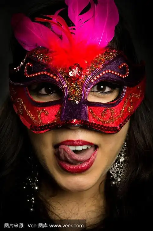 女人戴着狂欢节面具
