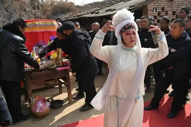 实拍葬礼上的哭灵人:一个班子5名成员,连唱带跳日挣2000元