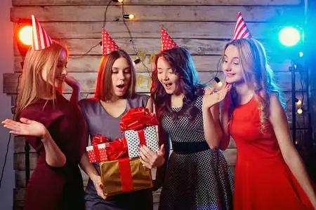 介绍女友生日聚会女友女孩.年轻的女子中介绍的帽子照片