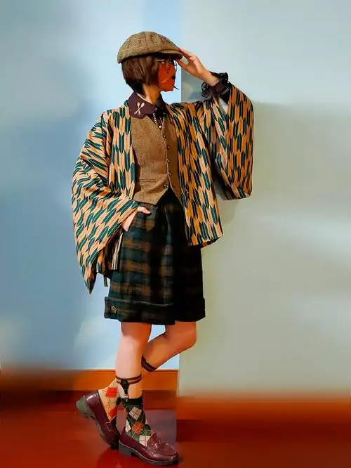 来给@丸舗 歌子小姐 大正风改良和服袴套的冷门色站街了#鸡录一哈# 大