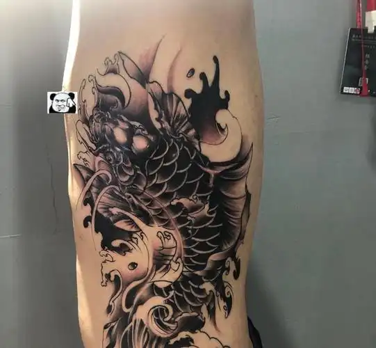 大黑鱼纹身图片腰部新传统纹身图案