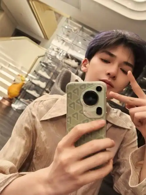 网友在北京偶遇朱正廷买手机!这哥们把事业真的只是当作一份工作