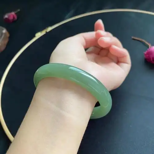 【和田玉湖水绿手镯】59圈口,和田玉湖水绿手镯,颜色均匀干净,玉质