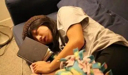 灵异故事谁在床前看你睡