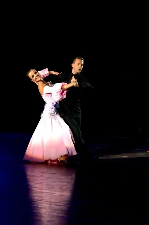 问:本人从未学过舞蹈,想学交谊舞,但是不知道那种舞步比较容易学,或者