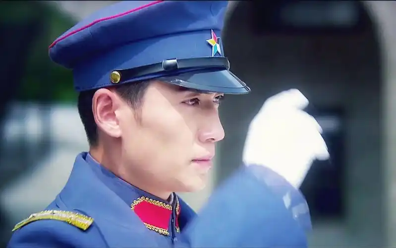 【朱一龙】【燃向】【 军装混剪】east of eden 龙哥踩点起来攻爆了.