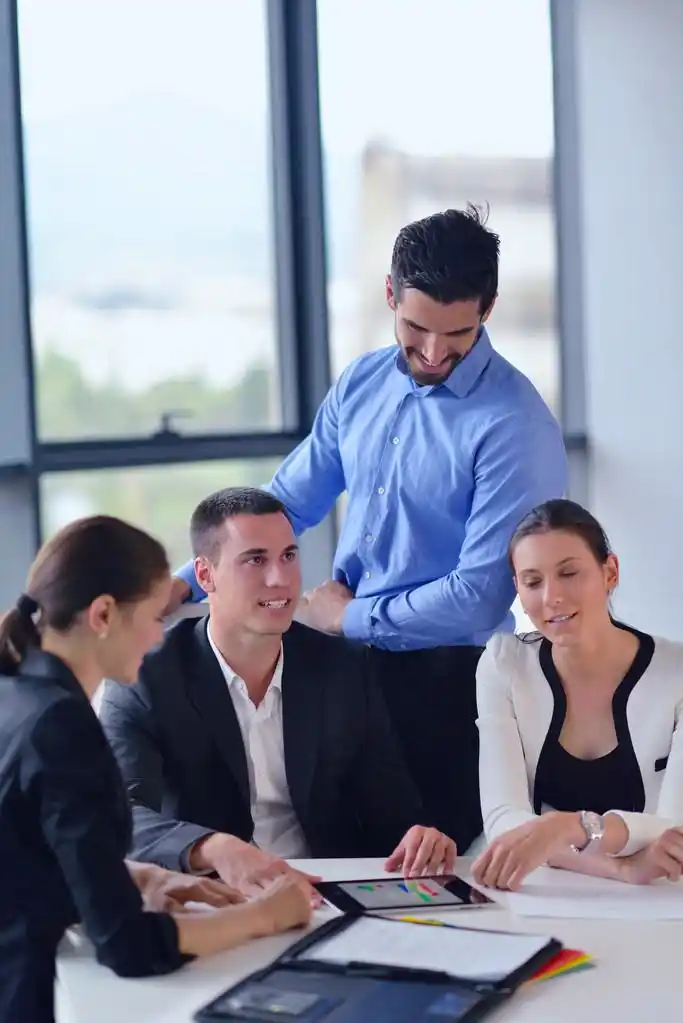 商务人群在办公室开会