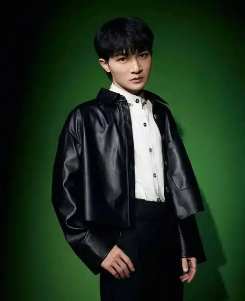 161cm的周深变身潮人,穿黑皮衣帅气有魅力,小个子要气场跟着学_风格