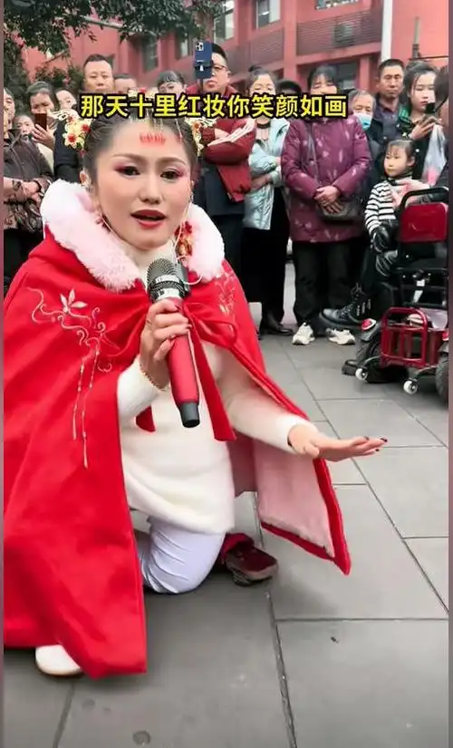 这位双腿残疾,步伐怪异的女歌手,今年52岁,名叫红艳,四川广安人.