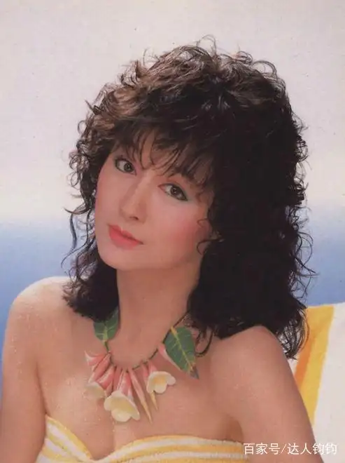 74岁"美魔女"潘迎紫晒自拍似20岁少女!素颜却皮肤干瘪衰老尽显